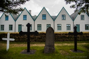 In 1939, a round shaped honorary cemetery was consecrated behind the church. Only two poets rest here: Jónas Hallgrímsson and Einar Benediktsson. Nikon D810, 24 mm (24-120.0 mm ƒ/4) 1/320 sec ƒ/4.5 ISO 64